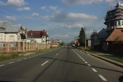 I staden Huedin. På båda sidor om vägen fanns dessa iögonenfallande palats, byggda av rika romer.